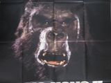 L'affiche du film « King Kong II » est accrochée au mur.