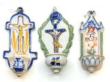 trois décorations murales en céramique représentant des symboles religieux sur un fond blanc