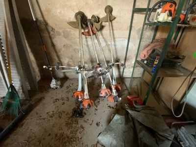 tout un tas d'outils qui traînent dans une pièce