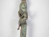 une vieille statue en bronze représentant un homme coiffé d'un chapeau