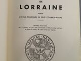 un livre ouvert, muni d'un sceau, posé sur une table