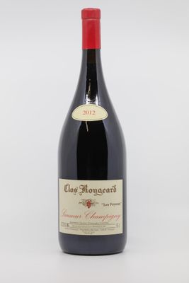 une bouteille de vin rouge posée sur une table blanche
