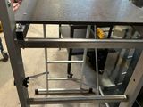 une photo d'un établi métallique dans une usine