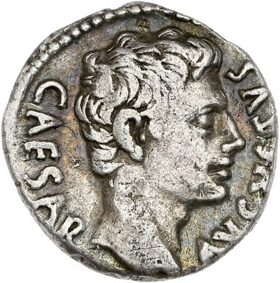 une pièce de monnaie en argent portant un visage de femme