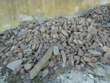 un tas de pierres par terre, près d'un mur