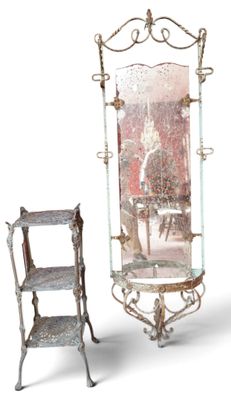 un miroir posé sur un pied, à côté d'une chaise
