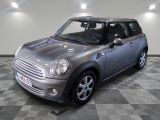 une photo d'une Mini Cooper argentée garée dans un garage