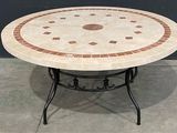 une image représentant une table ronde avec un plateau en carrelage