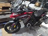 une moto rouge garée dans un entrepôt