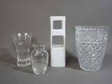 trois vases et un vase en verre posés sur une table