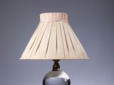 une lampe posée sur une table blanche