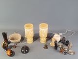 un grand nombre d'objets posés sur une table