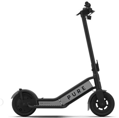 un gros plan d'une trottinette électrique sur fond blanc