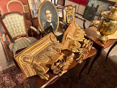 une table sur laquelle sont disposés de nombreux objets anciens