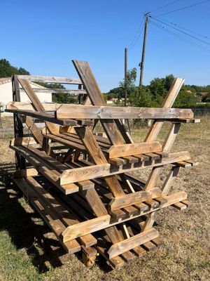 un tas de palettes en bois posées dans l'herbe