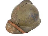 un vieux casque militaire muni d'une lanière en cuir, sur fond blanc