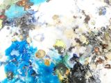 une photo en gros plan d'un tableau représentant de l'eau et des rochers