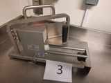 une machine posée sur une table sur laquelle est inscrit le chiffre 3