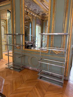une photo d'une pièce avec un miroir et une étagère