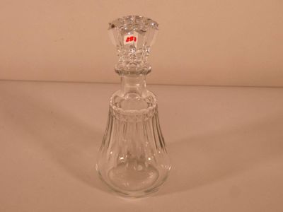 un vase en verre transparent orné d'un cœur rouge