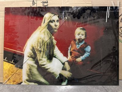 une photo d'une femme et d'un enfant accrochée au mur