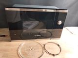 un micro-ondes posé sur une table en bois