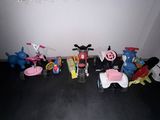 beaucoup de jouets posés sur le sol