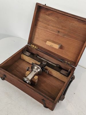 une petite boîte en bois contenant un télescope