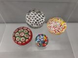 trois bols en verre ornés de motifs différents, exposés dans une vitrine