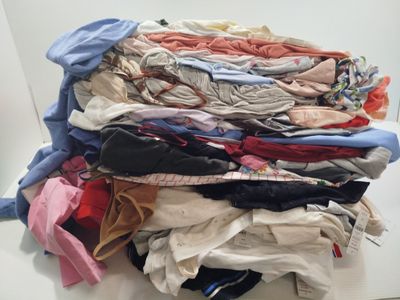 une pile de vêtements sur une table