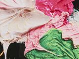 un tableau représentant un assortiment de couleurs diverses posé sur une table