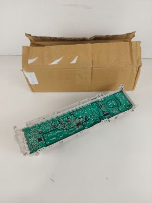 une boîte ouverte contenant un circuit imprimé vert et une boîte marron renfermant un circuit imprimé vert