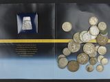 un livre dans lequel se trouve un tas de pièces de monnaie