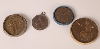 quatre types de pièces différents sont présentés sur une surface blanche