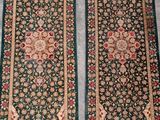 une paire de tapis orientaux posés sur le sol dans un salon