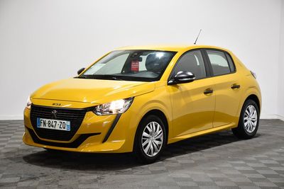 La voiture jaune est garée dans une pièce dont le sol est en damier.