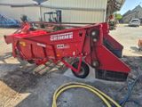 un gros plan d'un « combiner » rouge garé devant un immeuble
