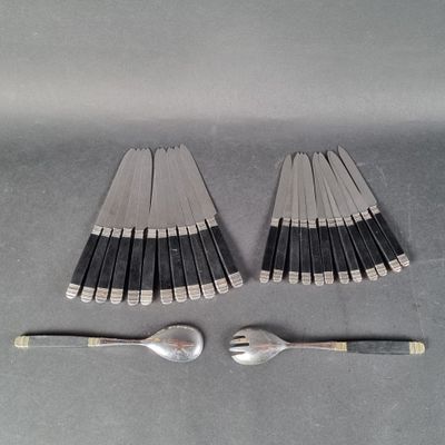 Plusieurs fourchettes et cuillères sont disposées en rangée sur une table