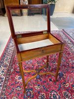 Une petite vitrine en noyer et filet de laiton reposant sur … (photo 4)