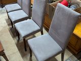 de nombreuses chaises disposées sur un tapis dans une pièce