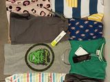 beaucoup de vêtements qui traînent par terre