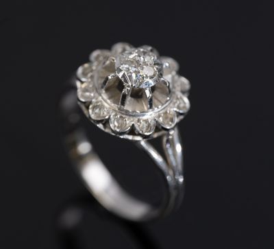 gros plan d'une bague en diamant sur une surface noire