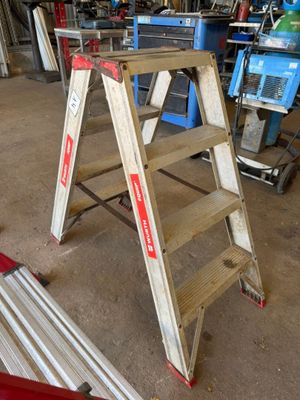 une échelle qui se trouve dans un garage
