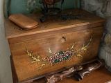 une caisse en bois sur laquelle sont posés tout un tas d'objets