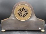 une image représentant une horloge en métal surmontée d'un cadran