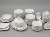 beaucoup de vaisselle et de tasses blanches sur la table