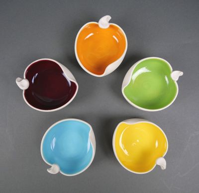 KERAMOS à SEVRES Suite de 5 coupes en porcelaine à glaçure b…