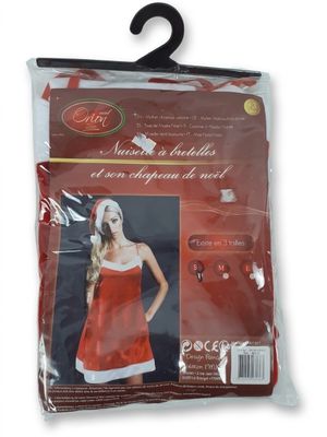 un gros plan sur un paquet de déguisements de Noël sur fond blanc