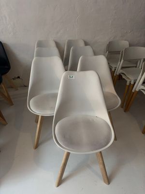 un grand nombre de chaises dans une pièce