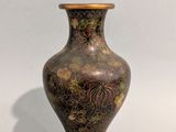 un vase posé sur une surface blanche